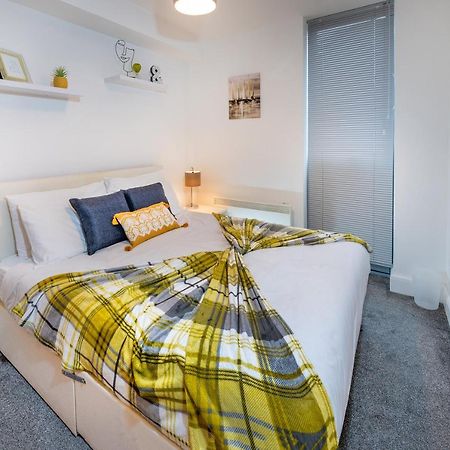 Modern & Spacious 2-Bed Flat With Secure Parking Редінг Екстер'єр фото