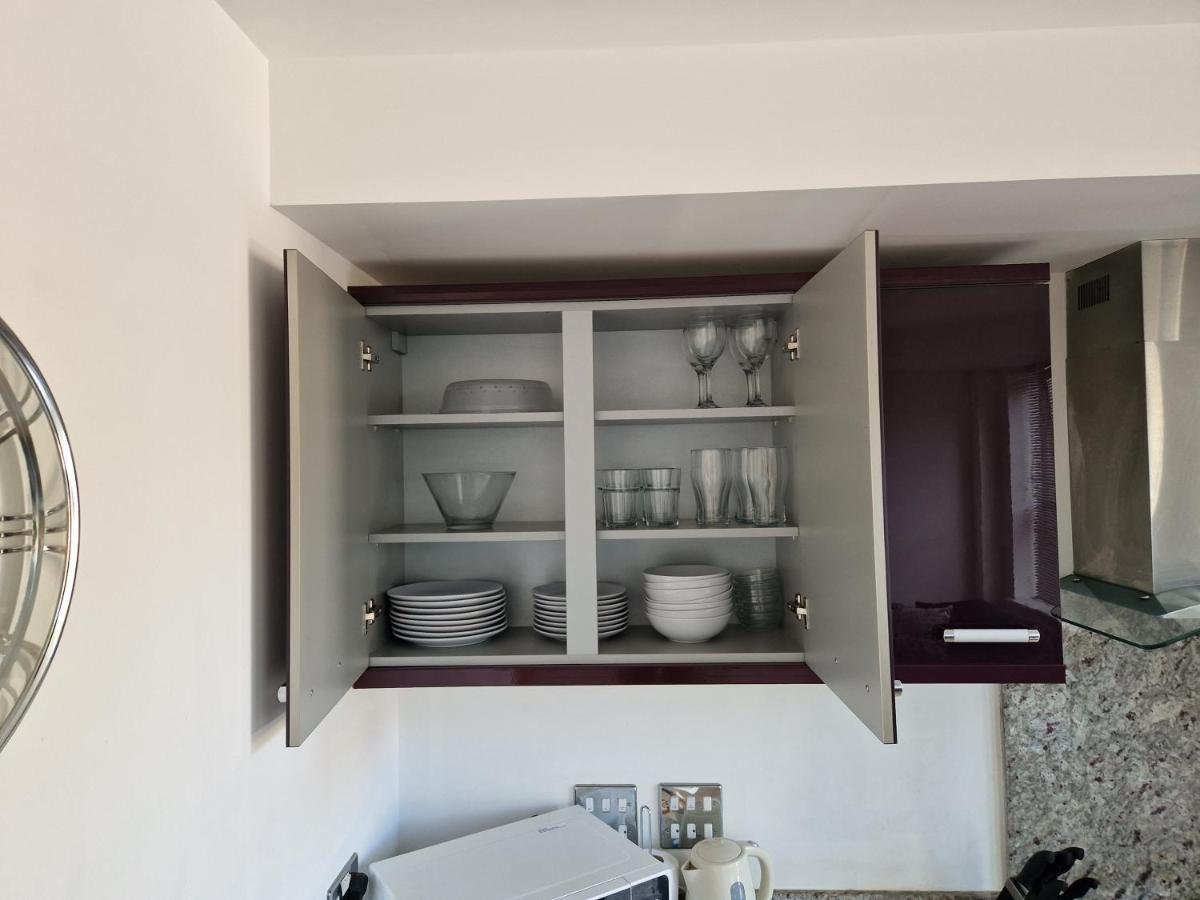 Modern & Spacious 2-Bed Flat With Secure Parking Редінг Екстер'єр фото