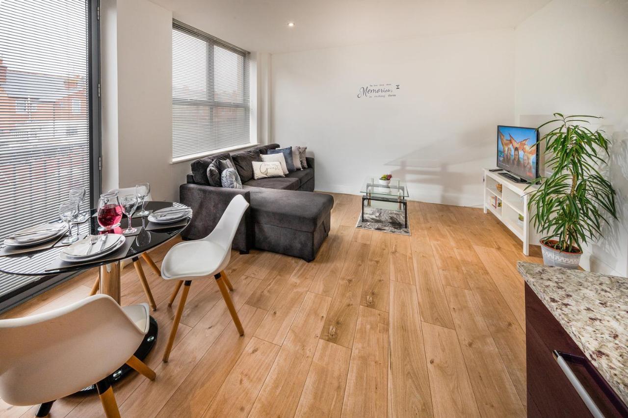 Modern & Spacious 2-Bed Flat With Secure Parking Редінг Екстер'єр фото
