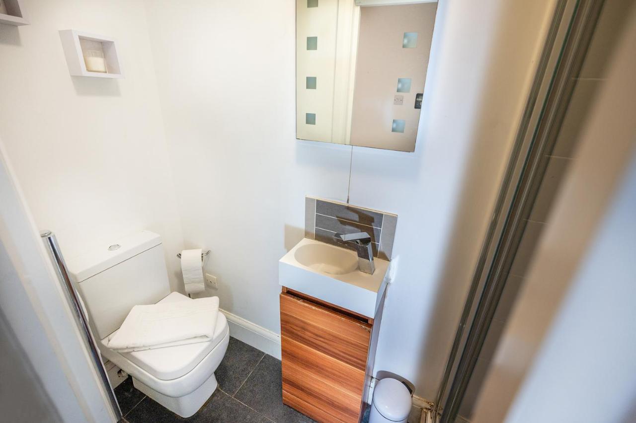 Modern & Spacious 2-Bed Flat With Secure Parking Редінг Екстер'єр фото
