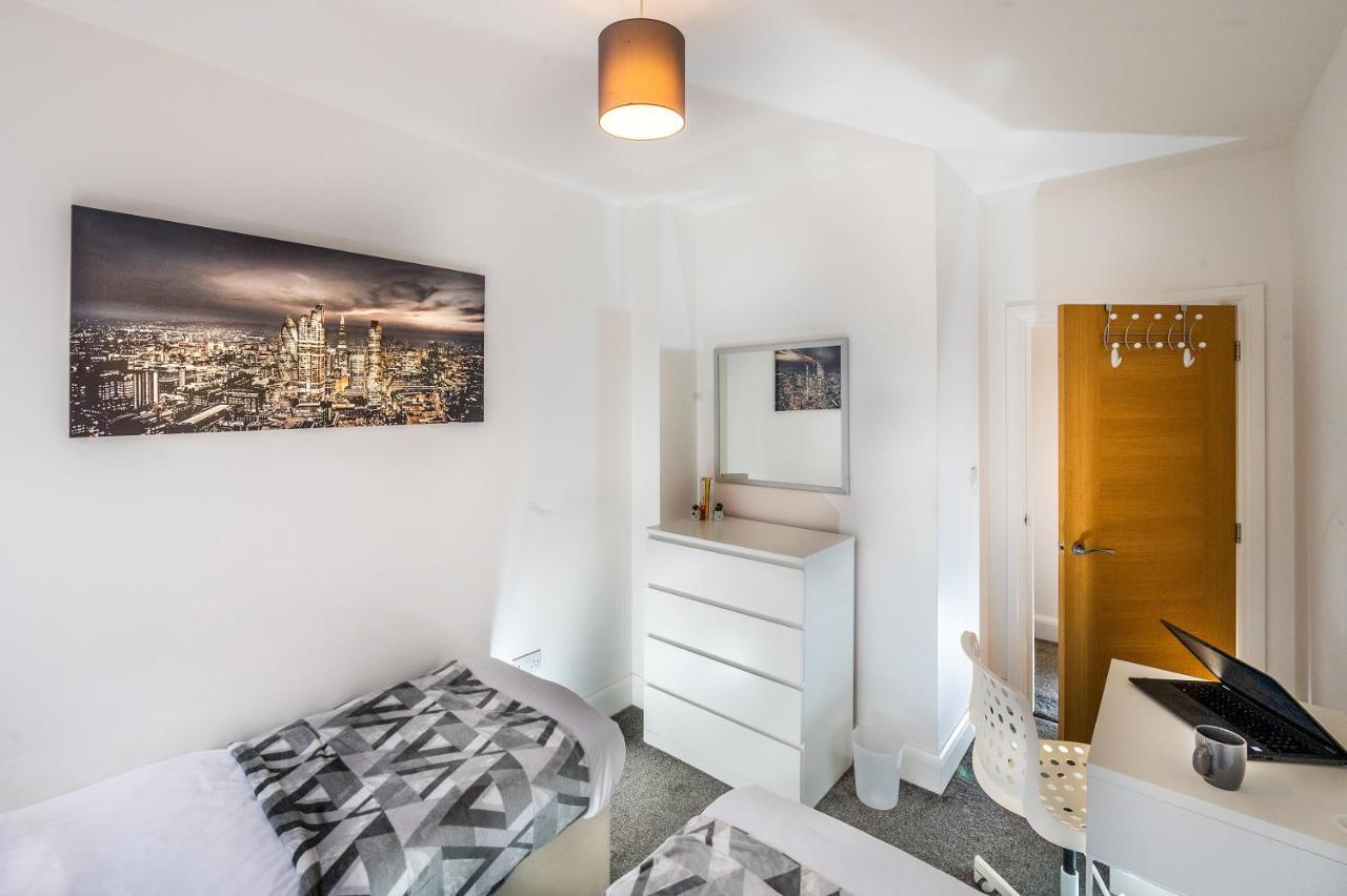 Modern & Spacious 2-Bed Flat With Secure Parking Редінг Екстер'єр фото