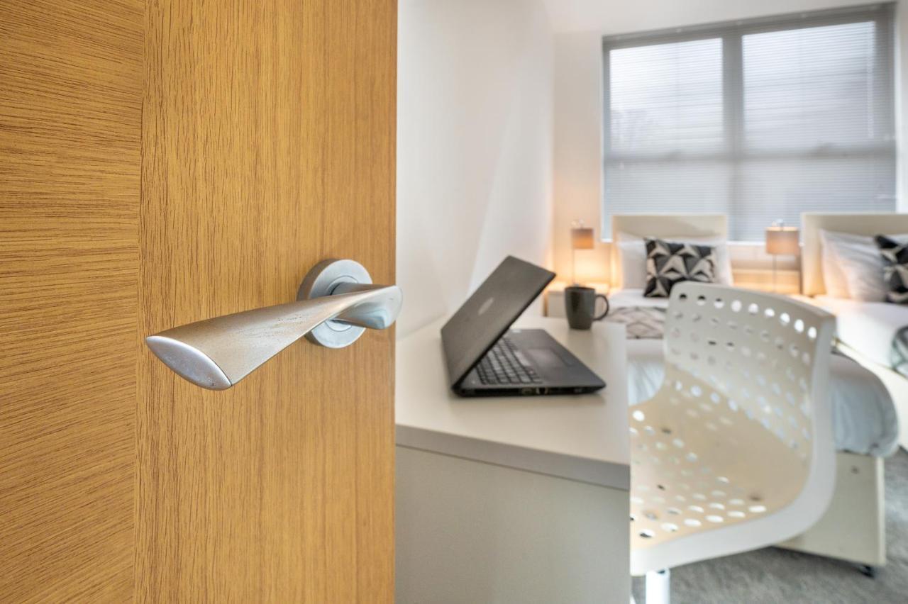 Modern & Spacious 2-Bed Flat With Secure Parking Редінг Екстер'єр фото