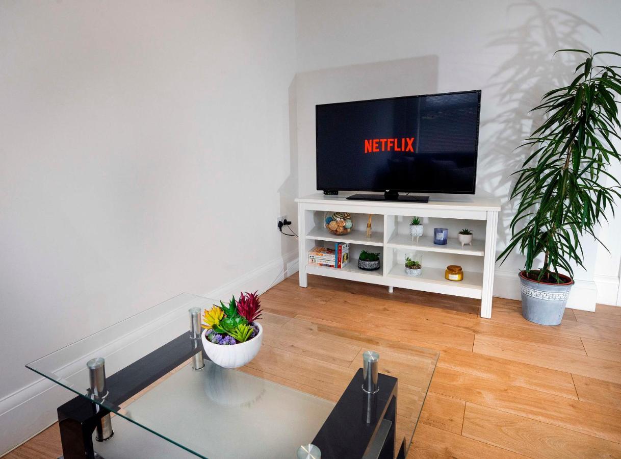Modern & Spacious 2-Bed Flat With Secure Parking Редінг Екстер'єр фото
