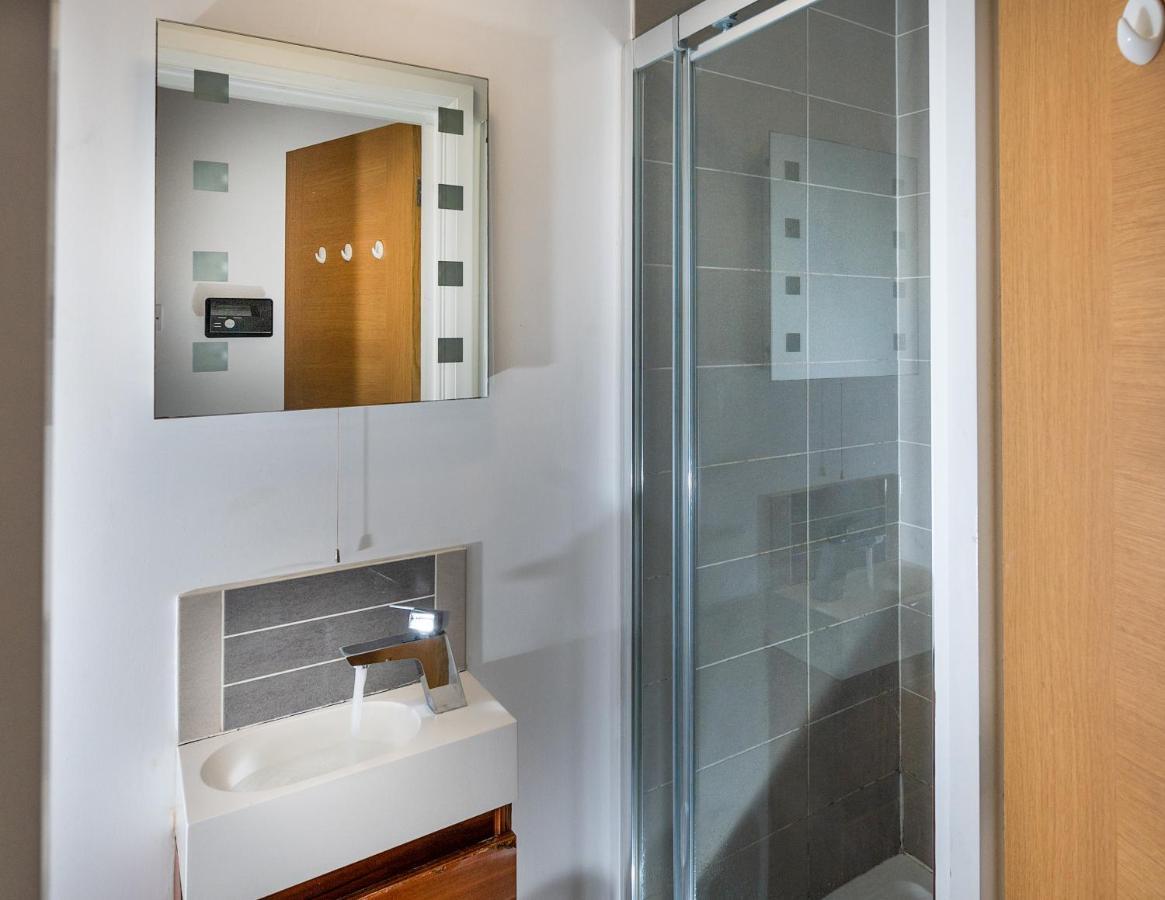Modern & Spacious 2-Bed Flat With Secure Parking Редінг Екстер'єр фото